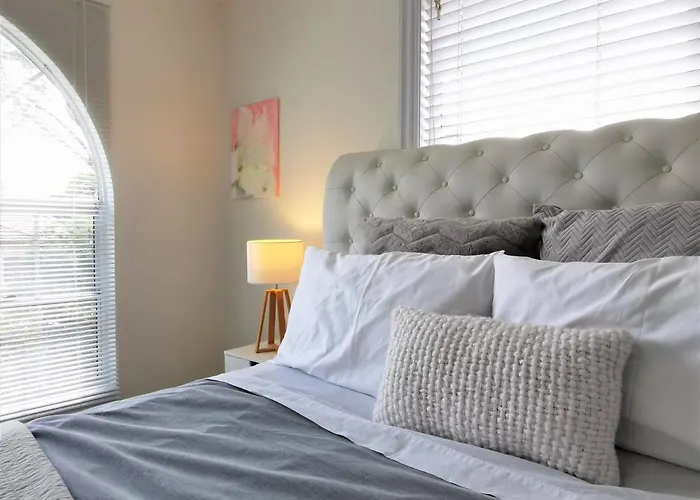 Sydney Meets Miranda, Comfy 4 Bedrooms Corner House