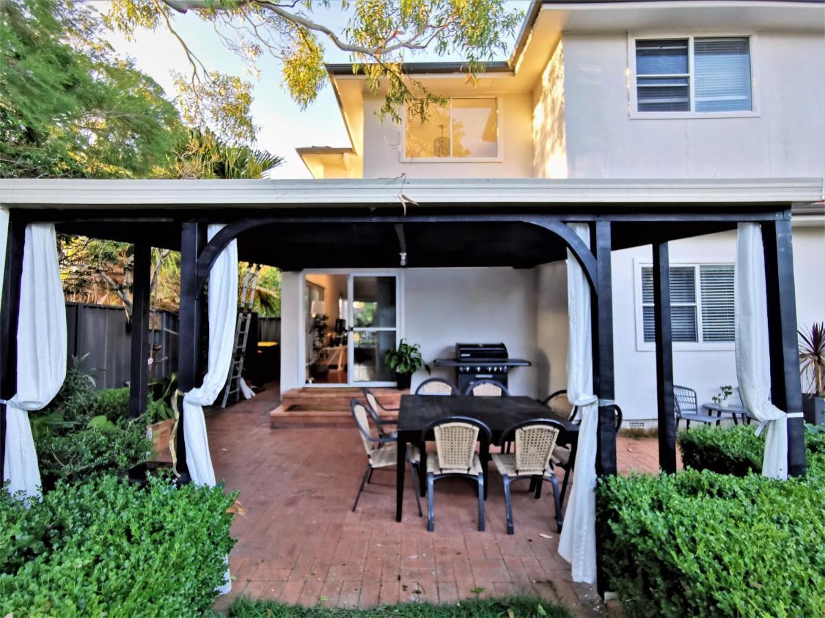 Sydney Meets Miranda, Comfy 4 Bedrooms Corner House Holiday home *