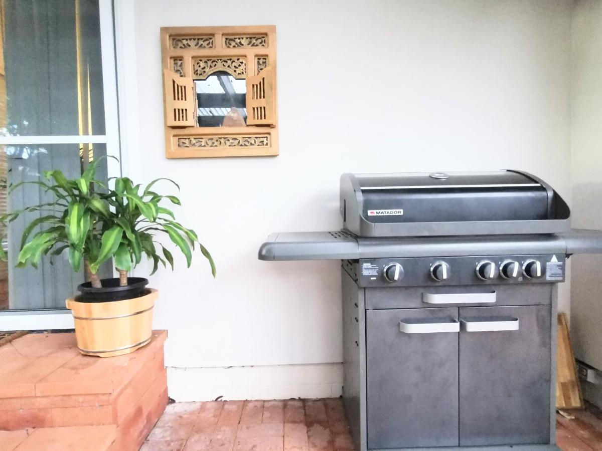 Sydney Meets Miranda, Comfy 4 Bedrooms Corner House Holiday home *